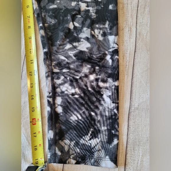 Lou and Grey •Size Medium• Black White Low Rise Capri Active Yoga Leggings - Picture 2 of 5